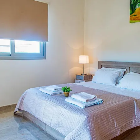 Villa In Sleeps 6 Includes Swimming Pool And Air Con 3
