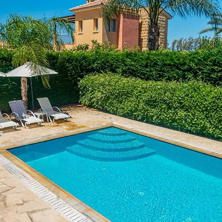 Villa In Sleeps 6 Includes Swimming Pool And Air Con 3 *