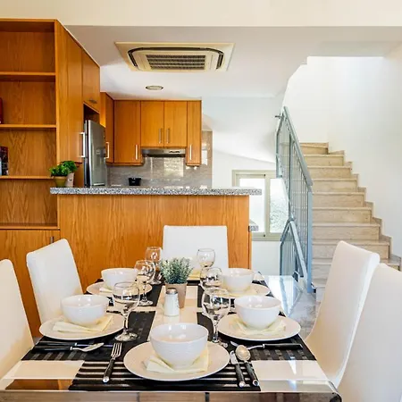 In Sleeps 6 Includes Swimming Pool And Air Con 3 Mavroli