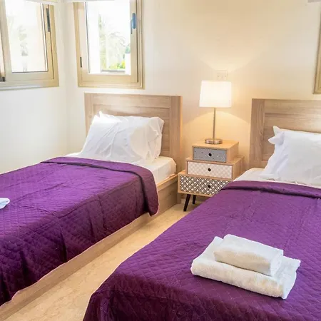 In Sleeps 6 Includes Swimming Pool And Air Con 3 Mavroli