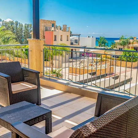 Villa In Sleeps 6 Includes Swimming Pool And Air Con 3 *