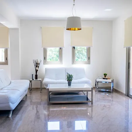 In Sleeps 6 Includes Swimming Pool And Air Con 3 Mavroli