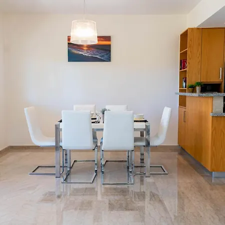 In Sleeps 6 Includes Swimming Pool And Air Con 3