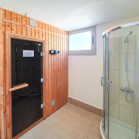 In Sleeps 6 Includes Swimming Pool And Air Con 3