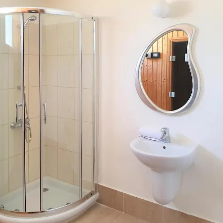 In Sleeps 6 Includes Swimming Pool And Air Con 3 *